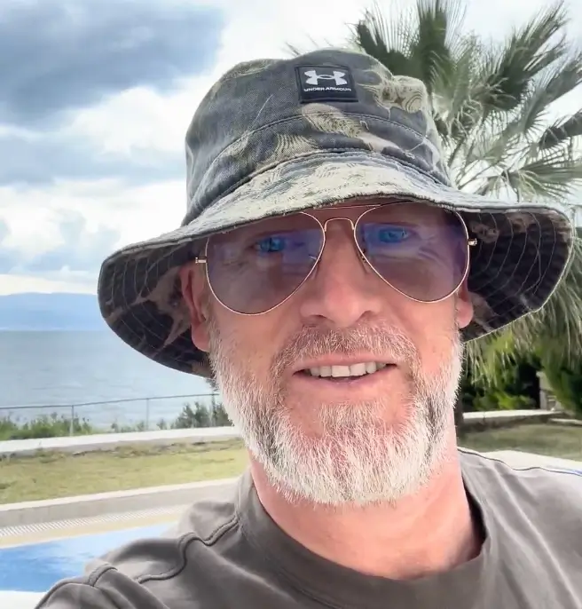 Cem, 5 months post-hair transplant, keeping his grafts protected. Watch his video as he shares five key reasons why wearing a hat is essential for healthy hair growth.